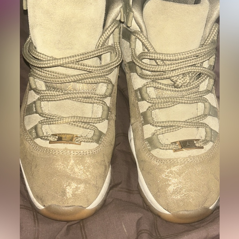 Women’s jordan 11 olive tux size 7.5 authentic. Hard to come around these.